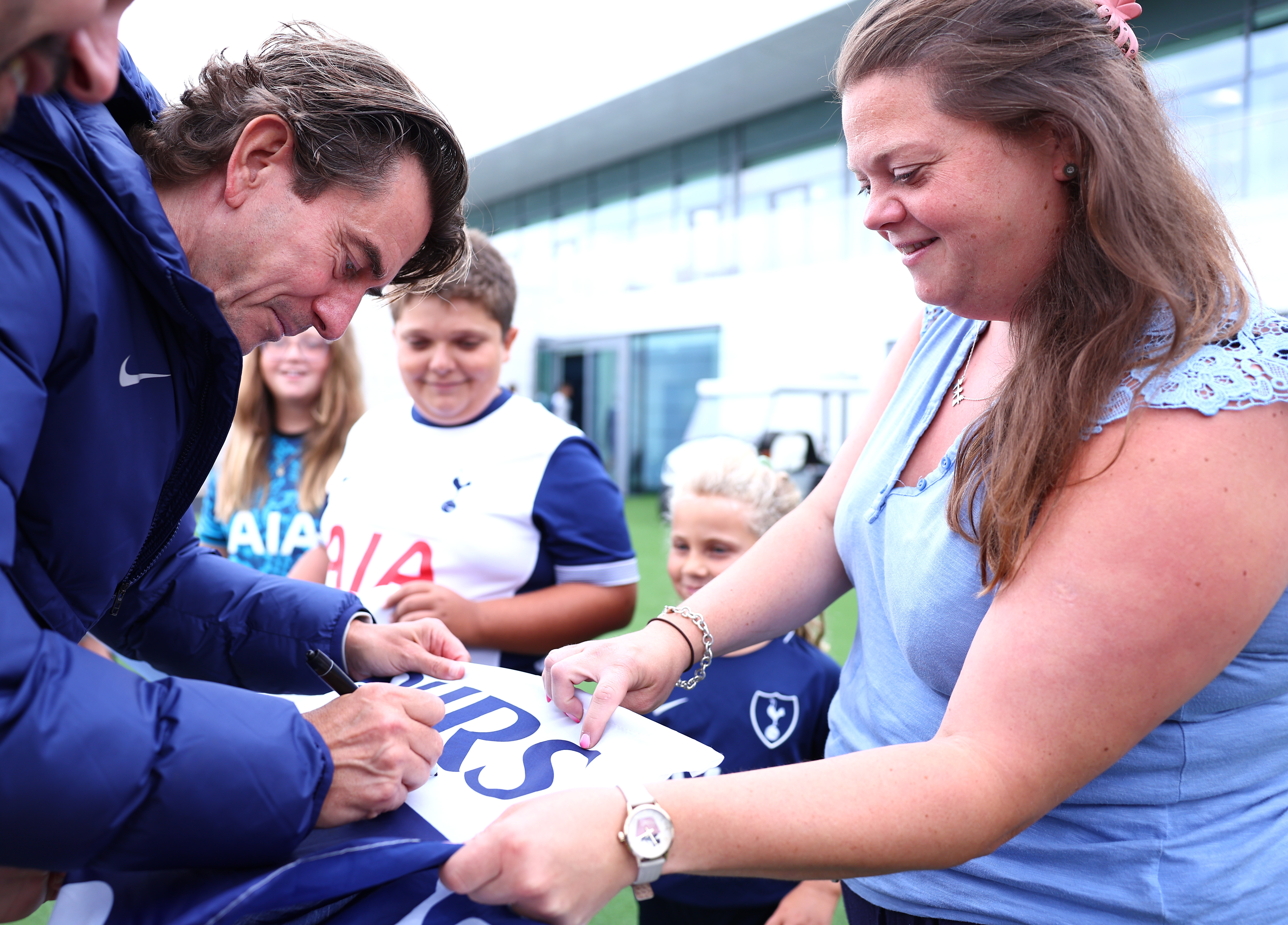 Thomas Frank signing shirt